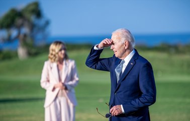 Joe Biden se aparta del grupo para saludar a un paracaidista