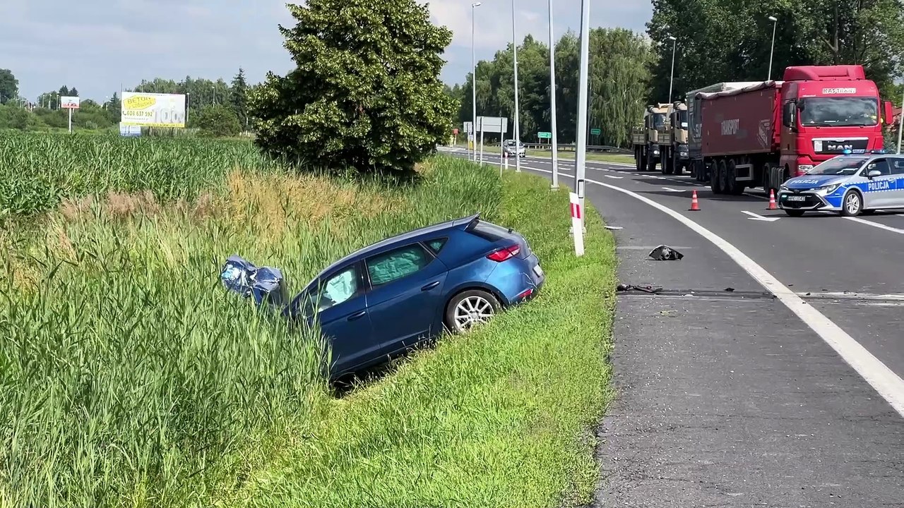 Kobieta zginęła w wypadku na obwodnicy Radymna. Jej suzuki zderzyło się z seatem leonem
