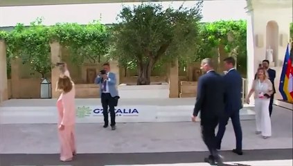 Il gelo con Macron, il rimprovero a Biden, il selfie ritoccato: il primo giorno di Meloni al G7 in Puglia | Il videoracconto