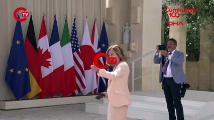 İtalya Başbakanı Meloni Biden’ı beklerken sıkıldı, selfie çekti
