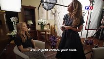 La journaliste Anne-Claire Coudray offre un cadeau à la chanteuse Céline Dion, invitée du 20h de TF1 dimanche, avant son interview - Regardez