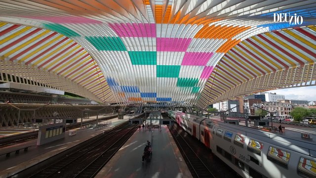 Démontage de l'oeuvre de Daniel Buren sur le toit de la gare des Guillemins