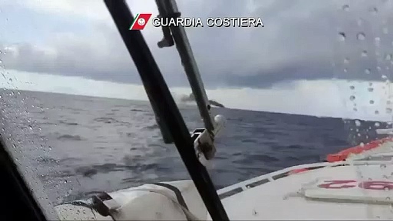Isola d'Elba, barca prende fuoco e affonda: salvi Stefania Craxi e il marito