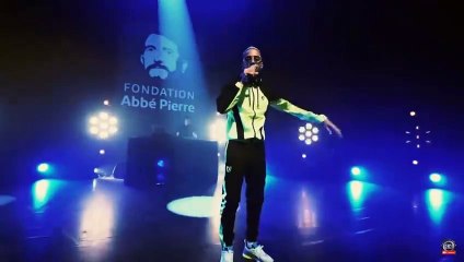 Naps chante son tube "La Kiffance" en live