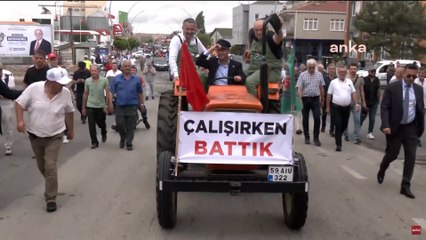 Özgür Özel, çiftçinin derdini dinledi: CHP liderine kasket takıldı