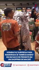 HOMEM FAZ SURPRESA PARA NAMORADA SE "EMBRULHANDO" EM UM SACO DE PRESENTE EM UM SHOPPING DE MACEIÓ"