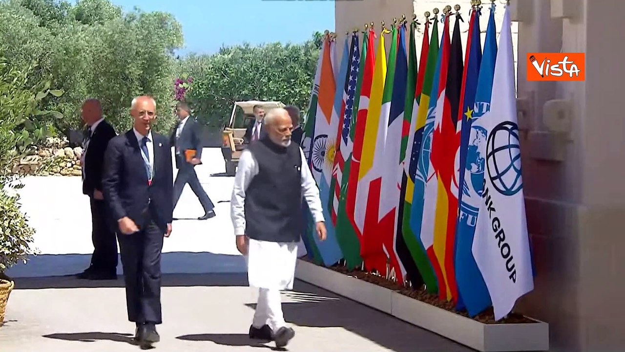 G7, Meloni accoglie il Primo Ministro indiano Modi che la saluta con il tradizionale "Namaste"