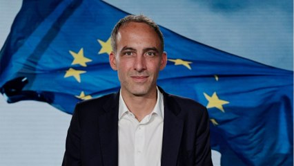 GALA VIDEO - “Je ne parle jamais de ça” : Raphaël Glucksmann fend l’armure face à Ali Baddou