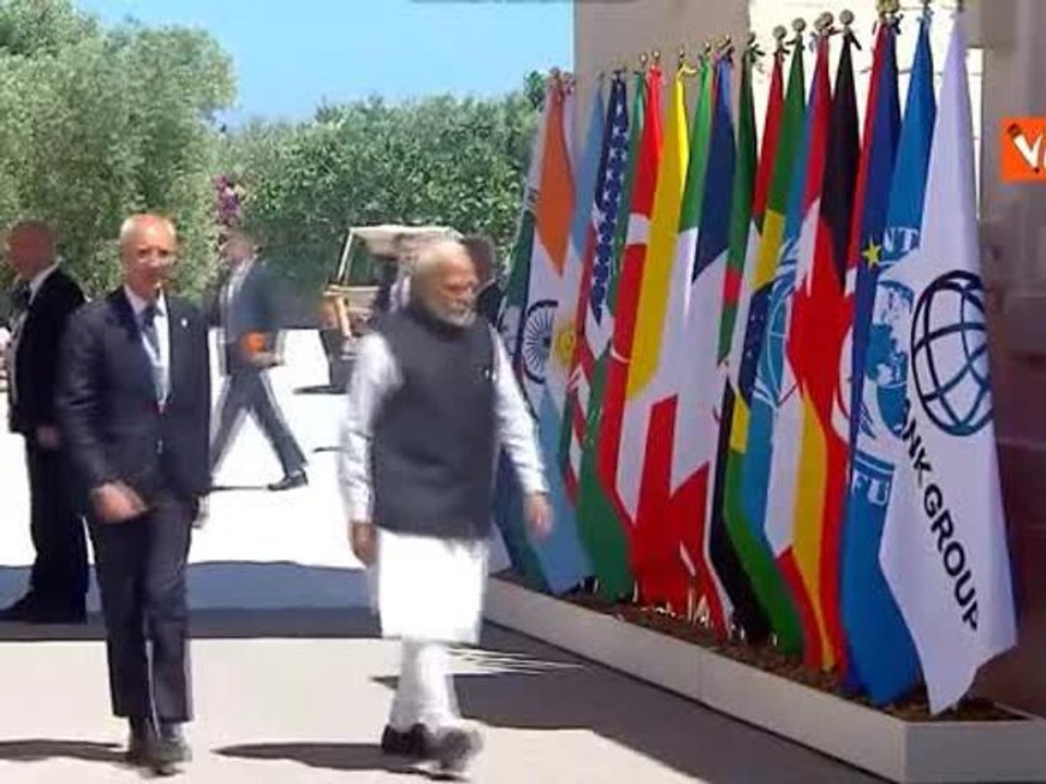 G7, Meloni accoglie il Primo Ministro indiano Modi che la saluta con il tradizionale "Namaste"