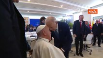 Il saluto tra Biden e Papa Francesco al G7