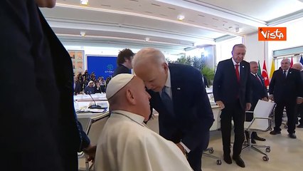 Biden e Papa Francesco si incontrano al G7: un saluto significativo 🤝