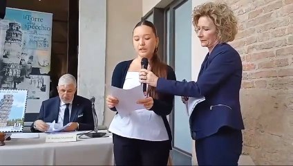 Pisa, deturp? la Torre con scritte: turista si scusa pubblicamente