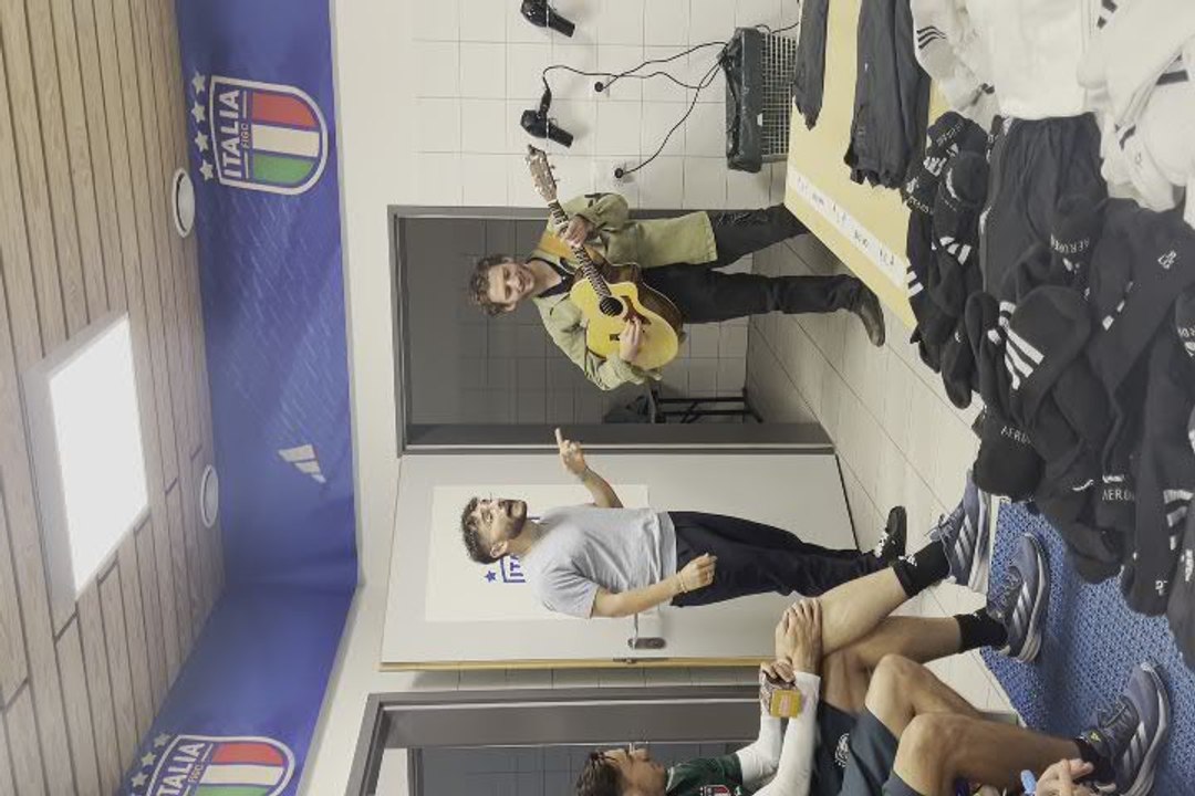 Rocco Hunt fa visita alla Nazionale e canta 'Musica italiana'