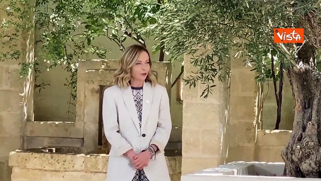G7, ecco il look di Meloni nella seconda giornata: completo fantasia e una giacca chiara