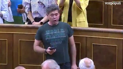 Un hombre canta el 'Himno de la alegría' durante la jornada de puertas abiertas en el Congreso