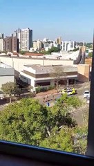 Vídeo mostra PMs contendo homem que estava em surto e armado com facão