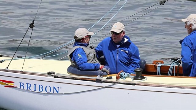 Juan Carlos I sale a navegar a bordo del 'Bribón' en el primer día de regatas en Sanxenxo