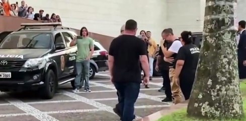Homem preso por matar idoso com "voadora" se ajoelha e pede desculpas aos prantos