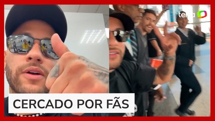 Neymar causa alvoroço ao aparecer de surpresa em shopping no litoral de São Paulo
