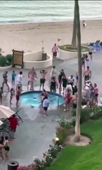 Si immerge nella vasca idromassaggio del resort e prende la scossa