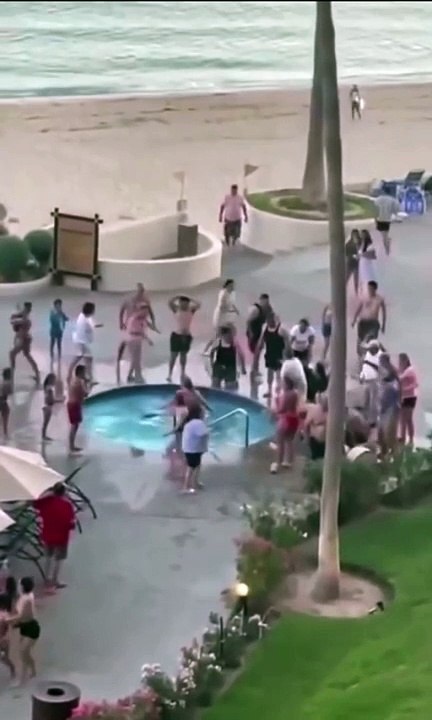 Si immerge nella vasca idromassaggio del resort e prende la scossa