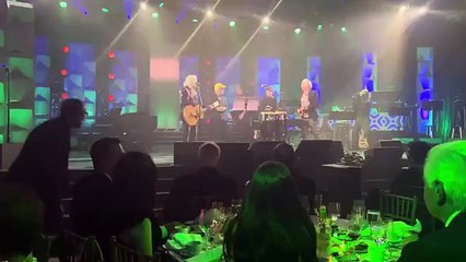 R.E.M. se reunió por primera vez en 15 años y tocó “Losing My Religion”