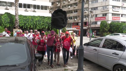 İzmir'de emeklilerden siyah çelenkli ikramiye tepkisi: "Bizden çaldıklarıyla bayram edenleri göndereceğiz"