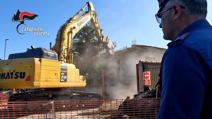 Capodrise, abbattuta villetta abusiva di proprietà della moglie di un boss (14.06.24)