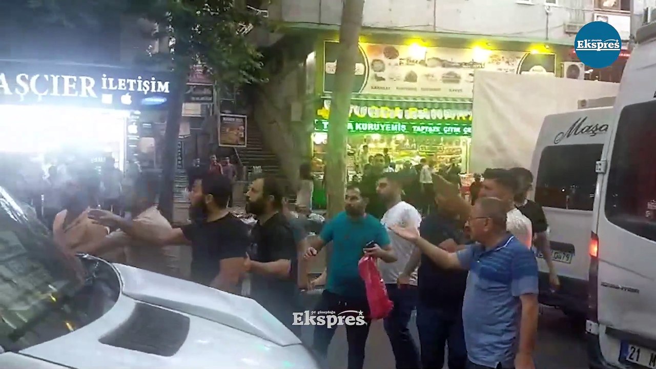 Diyarbakır’da ortalık bir anda karıştı; Tekme yumrukla birbirine girdiler