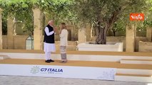 G7, il tradizionale Namast? del Primo ministro indiano Modi a Meloni a Borgo Egnazia