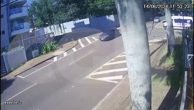 Câmera registra acidente no cruzamento das ruas Manoel Ribas e Maranhão