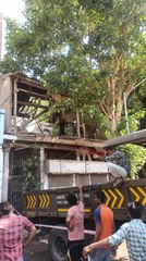 कालूपुर में जर्जरित मकान को हटाया