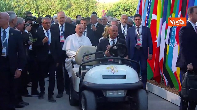 L'arrivo di Meloni con Papa Francesco in papamobile per la foto di famiglia del G7