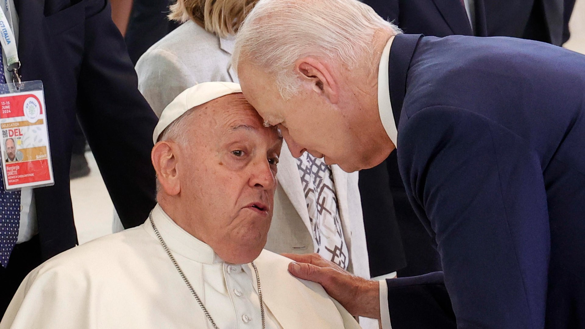 Biden apoya su frente sobre la del Papa Francisco en su visita al G7 en Italia