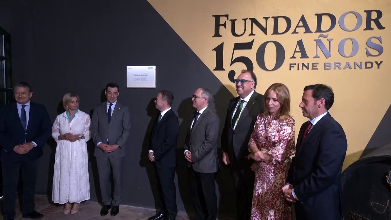 Juanma Moreno destaca el potencial del sector vitivinícola andaluz desde Bodegas Fundador