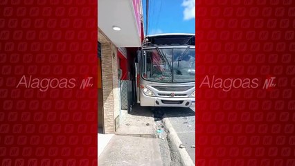 Acidente de trânsito provoca engavetamento entre dois ônibus no centro de São Miguel dos Campos