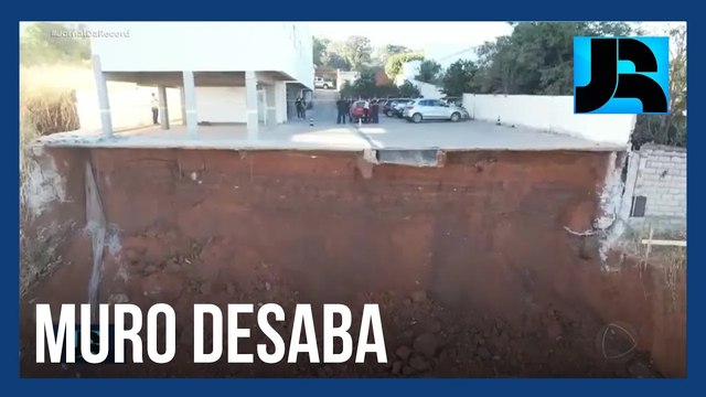 Muro de contenção de prédio desaba e deixa 28 pessoas desalojadas na Grande Belo Horizonte (MG)