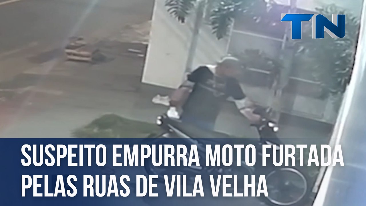 Suspeito empurra moto furtada pelas ruas de Vila Velha