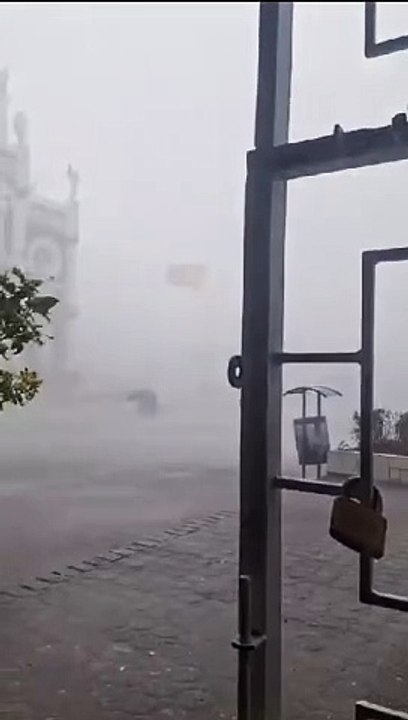 Hombre en silla de ruedas soporta intensos vientos