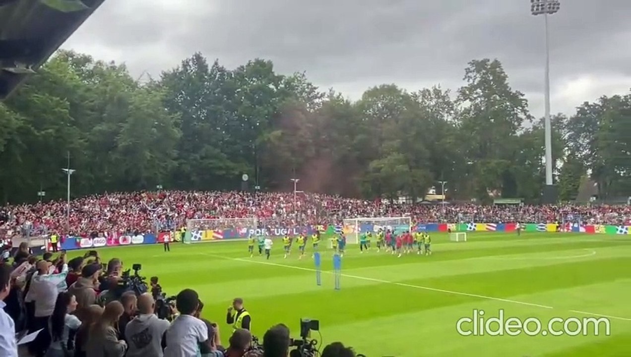 Mais de 8 mil pessoas foram assistir ao treino aberto da Seleção Nacional em Güntersloh