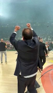 Panathinaikos Başantrenörü Ergin Ataman'a sevgi gösterisi