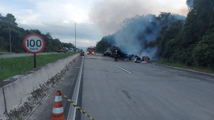 Carretas com combustível e algodão colidem e pegam fogo na BR-101; motorista tem 100% do corpo queimado