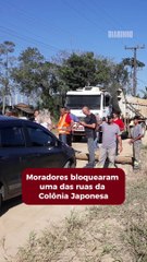 Moradores bloqueiam rua na Colônia Japonesa em protesto