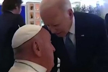 Joe Biden accueille le pape François intimement, front contre front au sommet du G7 (vidéo)