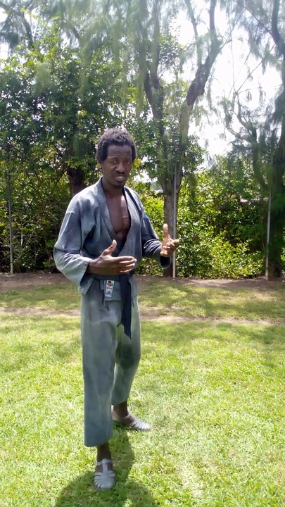 Le karaté militaire d himmoris Martinica. La garde la largeur des épaules.