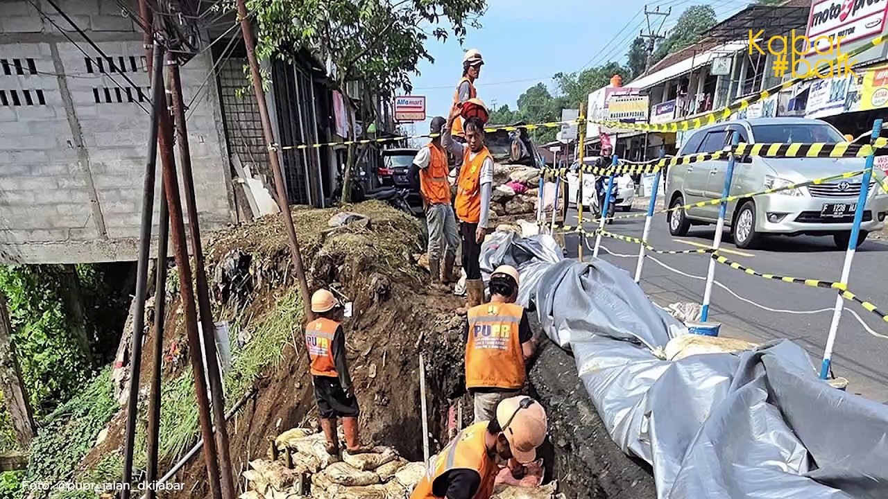 LONGSOR DI BAHU JALAN NASIONAL SUKABUMI-BOGOR DITANGANI, TINGKATKAN KEAMANAN DAN KESELAMATAN PENGGUNA JALAN