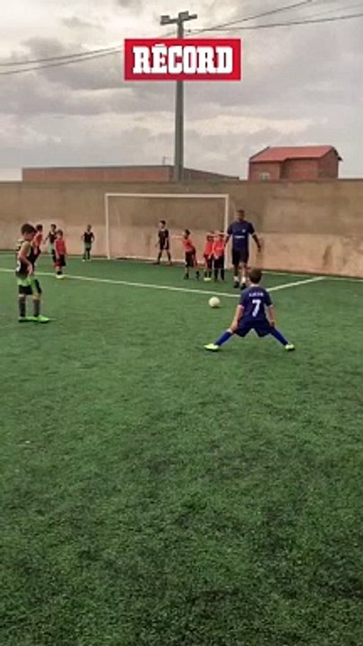 ¡COMO CRISTIANO RONALDO! Niño toma GRAN inspiración y anota como CR7