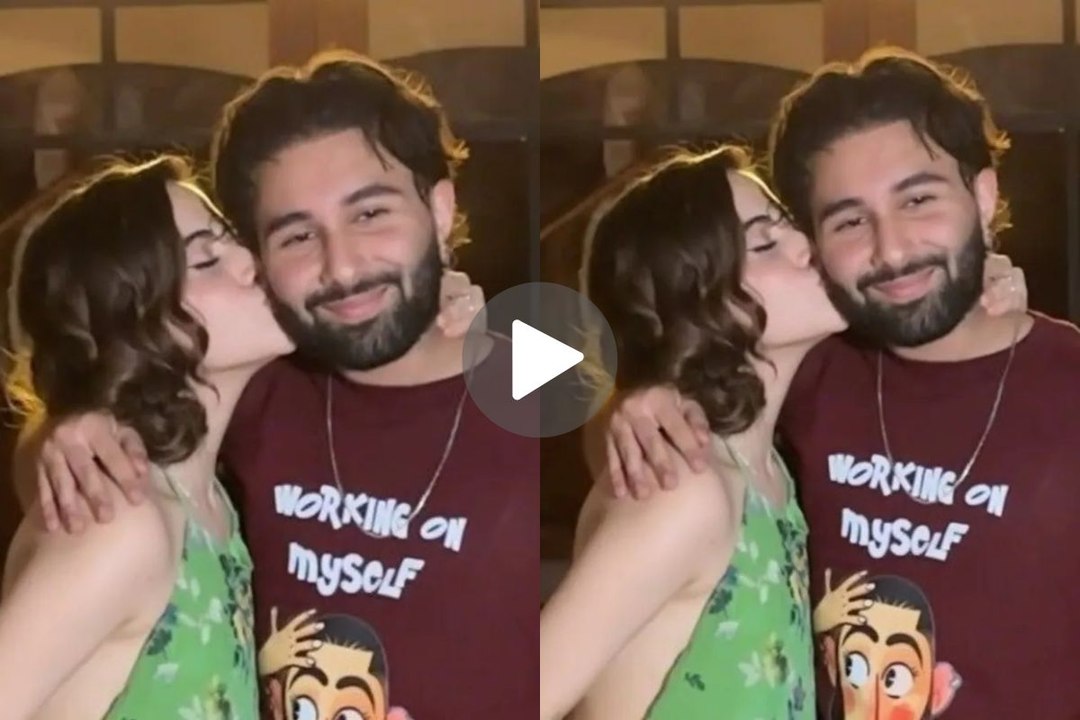 Urfi Javed ने खुलेआम ओरी को किया KISS, वीडियो देखकर लोग बोले- शादी कर लो