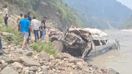 बदरीनाथ हाईवे पर बड़ा हादसा, टैंपो ट्रैवलर अलकनंदा में गिरा, 23 यात्री थे सवार, रेस्क्यू जारी