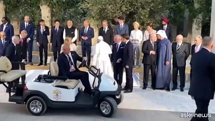 G7, la foto di gruppo dei leader con il Papa